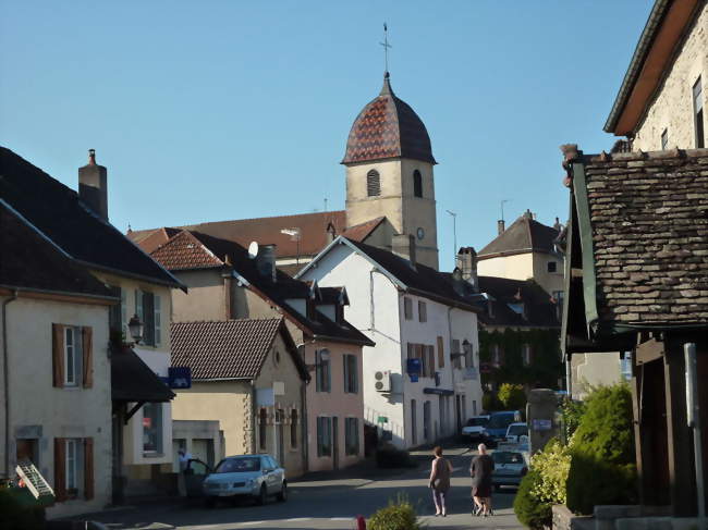 La rue principale de Rioz et l'église au clocher bulbeux typiquement comtois - Rioz (70190) - Haute-Saône