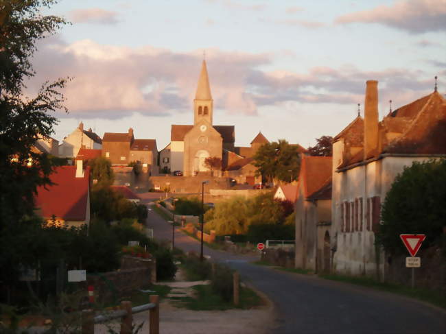 Église vue depuis la rue du Champ de l'Orme - Aluze (71510) - Saône-et-Loire