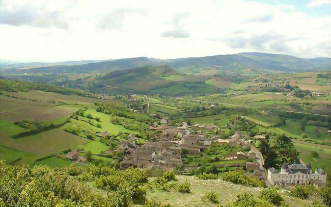 Berzé-la-Ville depuis la Roche Coche Vue sur Milly-Lamartine et la Roche de Vergisson - Berzé-la-Ville (71960) - Saône-et-Loire