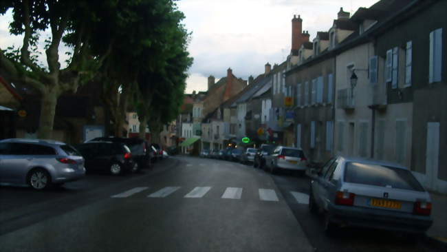 Une des rues principale du centre du village - Buxy (71390) - Saône-et-Loire