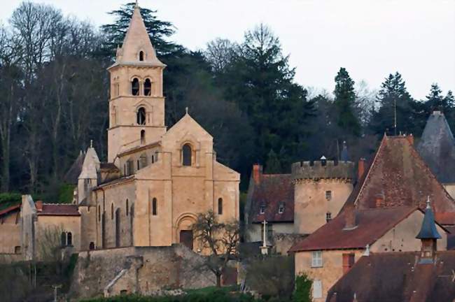 Vue générale de léglise - Châteauneuf (71740) - Saône-et-Loire