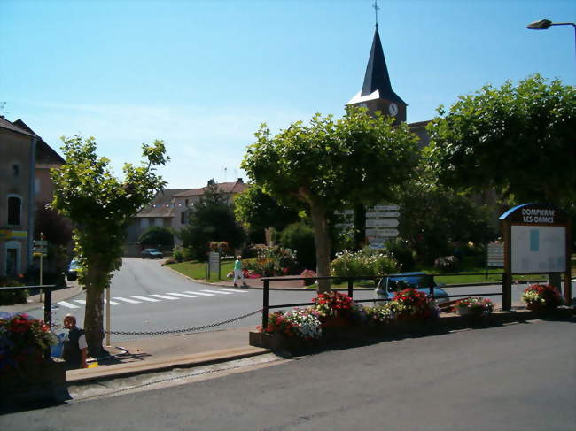 Place de l'église au printemps - Dompierre-les-Ormes (71520) - Saône-et-Loire