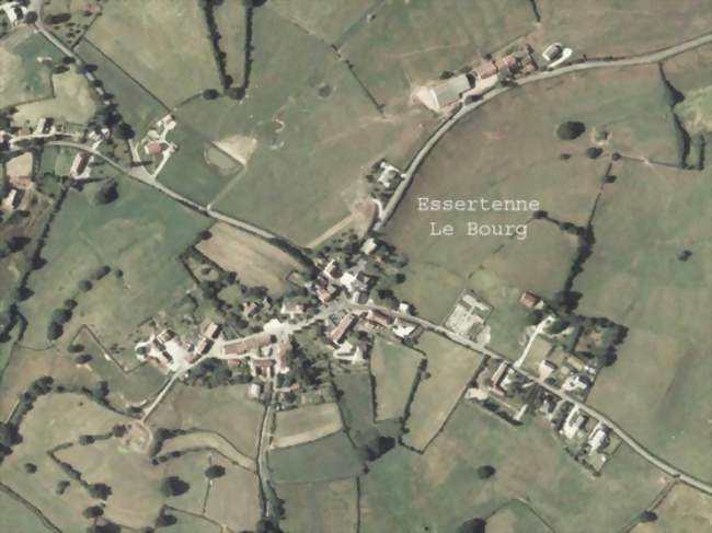 Vue aérienne du bourg de la commune - Essertenne (71510) - Saône-et-Loire