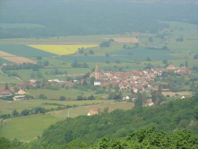 Le village vu depuis la roche d'Aujoux - Étrigny (71240) - Saône-et-Loire