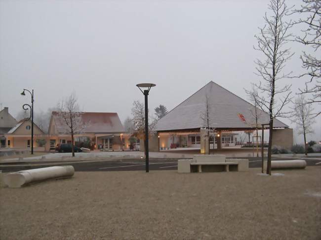 Le centre du bourg (la halle et les commerces) - Fragnes (71530) - Saône-et-Loire