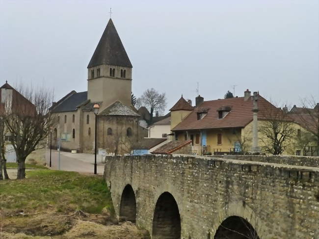 L'église de Genouilly et le pont sur la Guye - Genouilly (71460) - Saône-et-Loire