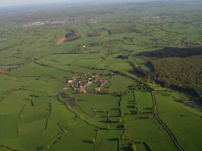 Le bourg vu du ciel - Marcilly-la-Gueurce (71120) - Saône-et-Loire