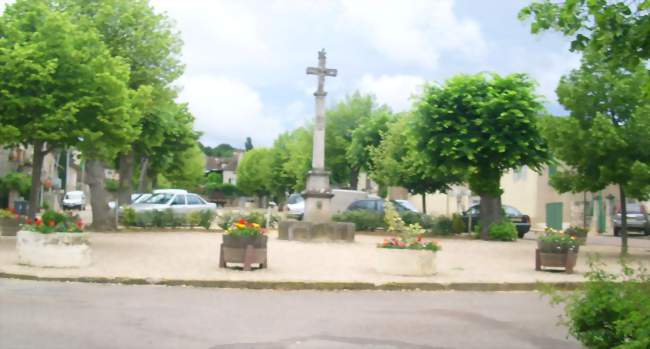 Place des Tilleuils - Saint-Jean-de-Vaux (71640) - Saône-et-Loire
