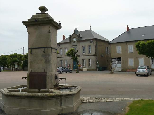 Place centrale de Saint-Léger-sous-Beuvray (au fond, la mairie) - Saint-Léger-sous-Beuvray (71990) - Saône-et-Loire