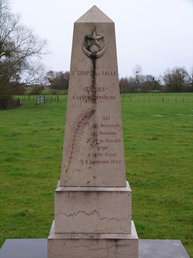 Stèle située entre Saint-Loup et Géanges, rendant hommage à leurs libérateurs et notamment a Ali Ben Belgagen Ben Mohamed, militaire du 3e régiment de Zouaves, tombé à cette place le 6 septembre 1944 - Saint-Loup-Géanges (71350) - Saône-et-Loire