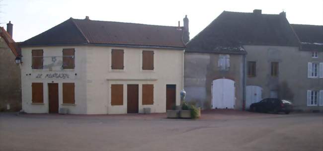 Place de la salle des fêtes (Place de Corcelles) - Saint-Martin-sous-Montaigu (71640) - Saône-et-Loire