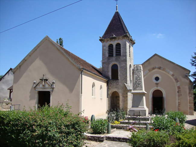 L'église et le monument aux morts - Savigny-sur-Grosne (71460) - Saône-et-Loire