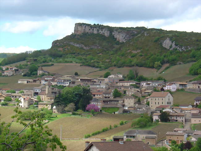 Le village de Solutré-Pouilly, au pied de la Roche de Solutré - Solutré-Pouilly (71960) - Saône-et-Loire