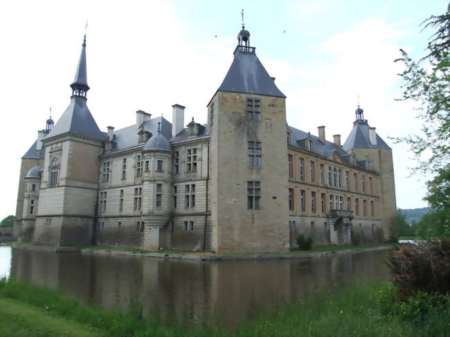 Millénaire Sully : la très grande visite historique et théâtrale du château de et par Thomas Volatier.