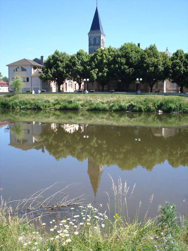 Vendenesse-sur-Arroux, l'Arroux et l'église - Vendenesse-sur-Arroux (71130) - Saône-et-Loire