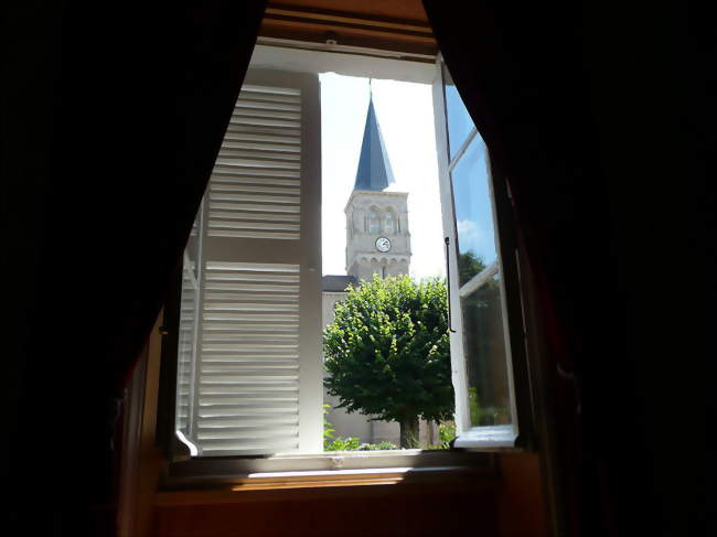 Le clocher de l'église vu par une fenêtre ouverte - Verosvres (71220) - Saône-et-Loire