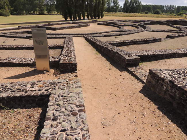 Ruines du théâtre sur le site archéologique de Cherré - Aubigné-Racan (72800) - Sarthe