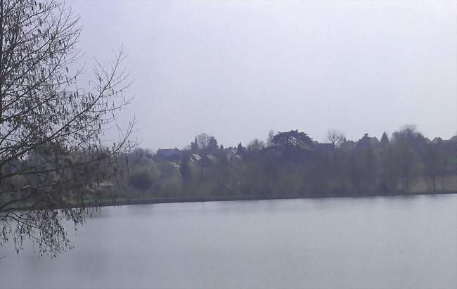 Vue du plan d'eau - La Bazoge (72650) - Sarthe