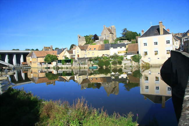 Vue de Beaumont depuis la rive de Maresché - Beaumont-sur-Sarthe (72170) - Sarthe
