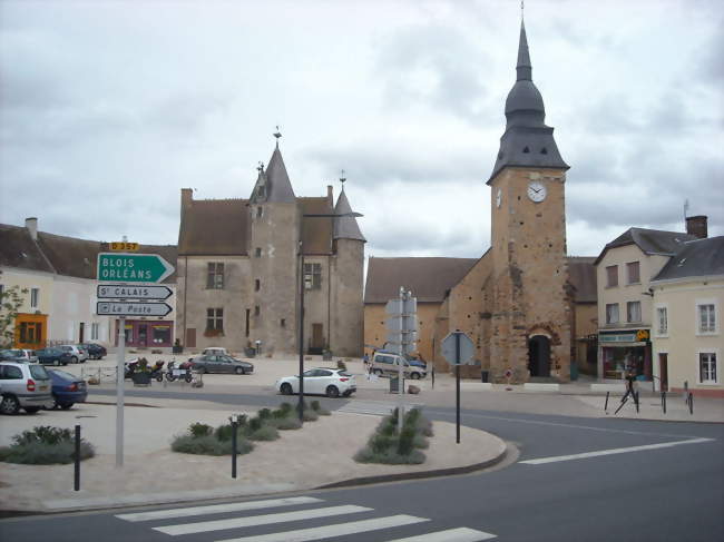 L'église Saint-Georges et la place du Château - Bouloire (72440) - Sarthe