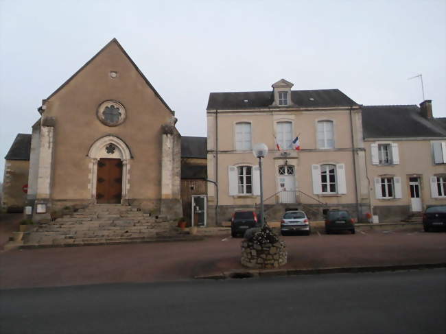 Place Saint-Aubin, l'église et la mairie - Bousse (72270) - Sarthe