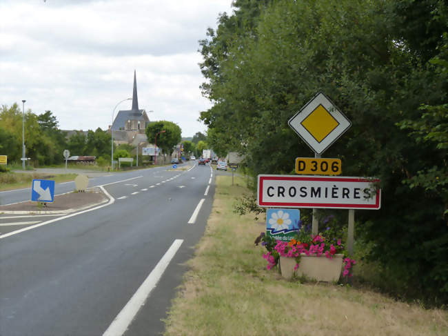 L'entrée du bourg sur la départementale 306 - Crosmières (72200) - Sarthe