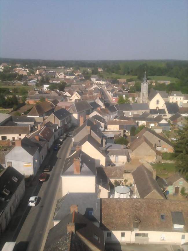 Vue de 30 mètres sur le centre de Mézeray depuis la place de la poste, avril 2011 - Mézeray (72270) - Sarthe