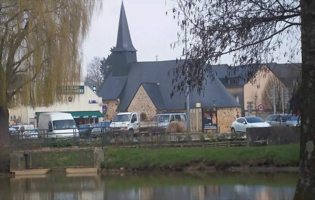 Le plan d'eau et l'église - La Milesse (72650) - Sarthe