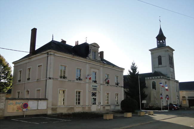 La mairie avec vue sur l'église Saint-Pierre-et-Saint-Paul - Pontvallain (72510) - Sarthe