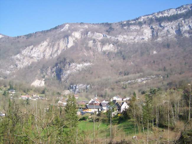 Aiguebelette-le-Lac situé au pied de la chaîne de l'Épine - Aiguebelette-le-Lac (73610) - Savoie