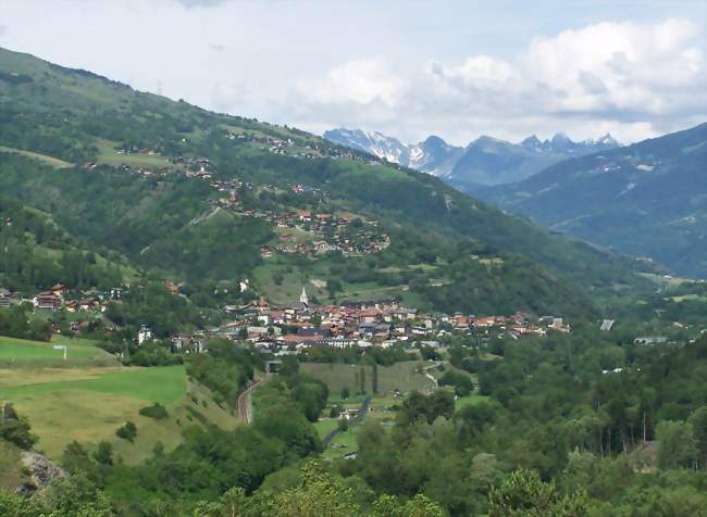 Vue panoramique d'Aime, son chef-lieu au centre - Aime (73210) - Savoie