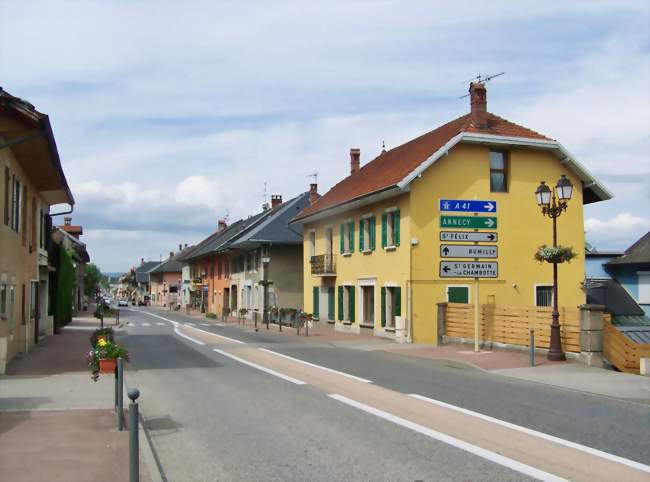 Vue sur l'ex-N201 traversant le chef-lieu de la commune - Albens (73410) - Savoie