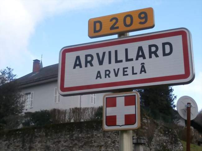 Panneau d'entrée de commune bilingue français-arpitan - Arvillard (73110) - Savoie