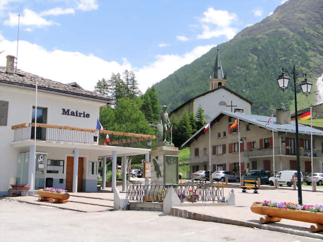 La mairie, le monument aux Morts et l'église Saint-Jean-Baptiste - Bessans (73480) - Savoie