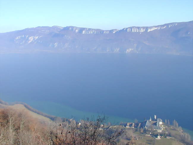 Vue du Lac du Bourget de l'abbaye de Hautecombe, avec au sommet de l'autre rive le village de Cessens - Cessens (73410) - Savoie