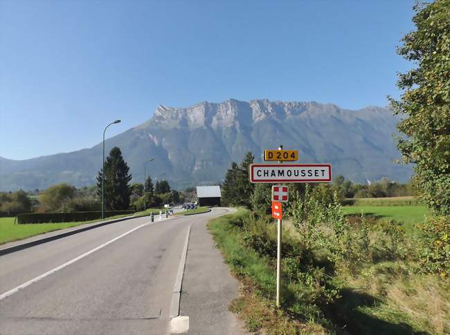 Entrée à Chamousset devant la dent de lArclusaz - Chamousset (73390) - Savoie