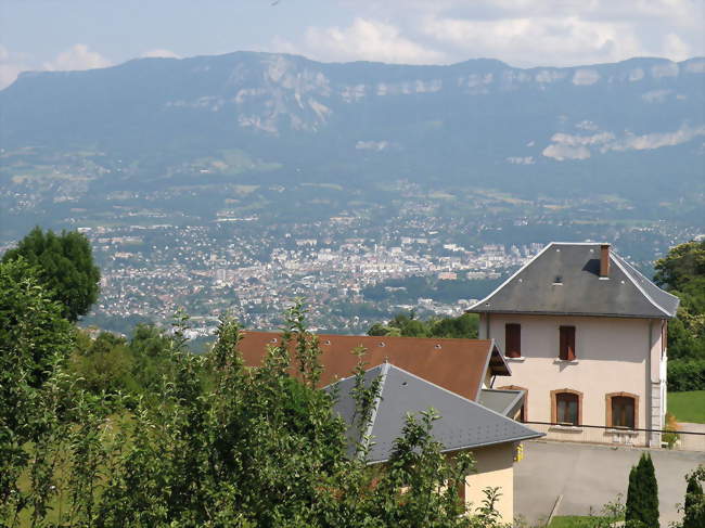 Vue de la mairie de la Chapelle-du-Mont-du-Chat, avec l'agglomération d'Aix-les-Bains en arrière-plan - La Chapelle-du-Mont-du-Chat (73370) - Savoie
