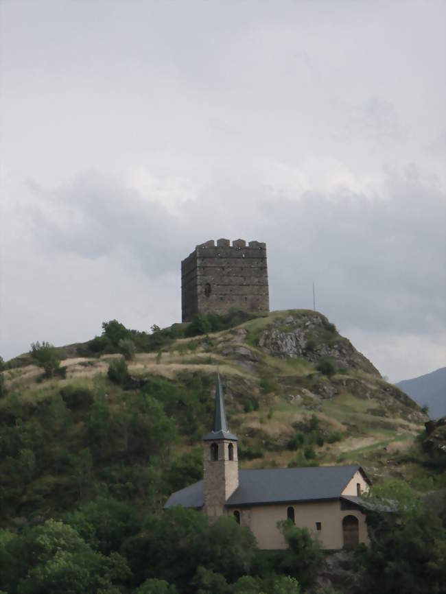 La Tour de Bérold de Saxe Selon la tradition, Humbert aux Blanches Mains, fondateur de la Maison de Savoie, y mourut en 1048 - Le Châtel (73300) - Savoie