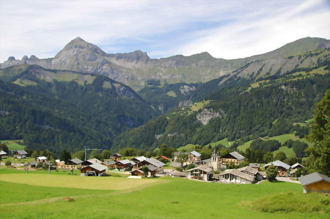 Vue du village depuis les hauteurs de Paravy En fond, la chaîne des Aravis et le Charvin - Crest-Voland (73590) - Savoie