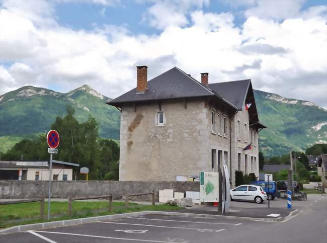 La mairie de Curienne et le pointe de la Galoppaz - Curienne (73190) - Savoie