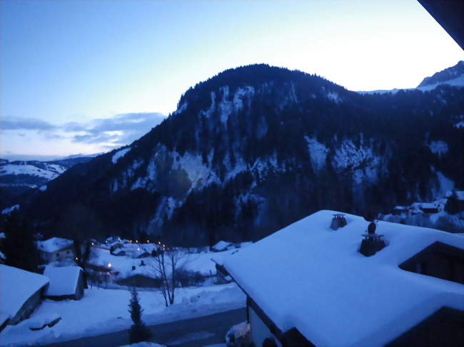 Le village de La Giettaz en Aravis à la nuit tombante - La Giettaz (73590) - Savoie