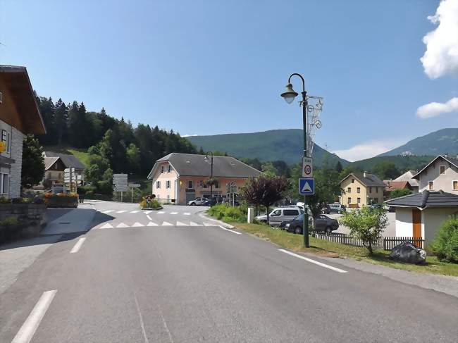 La commune vue au niveau du pont sur le Chéran - Lescheraines (73340) - Savoie