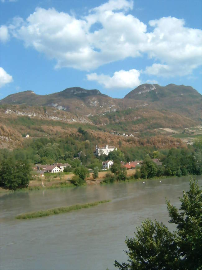 Vue du village de Lucey et de son château - Lucey (73170) - Savoie