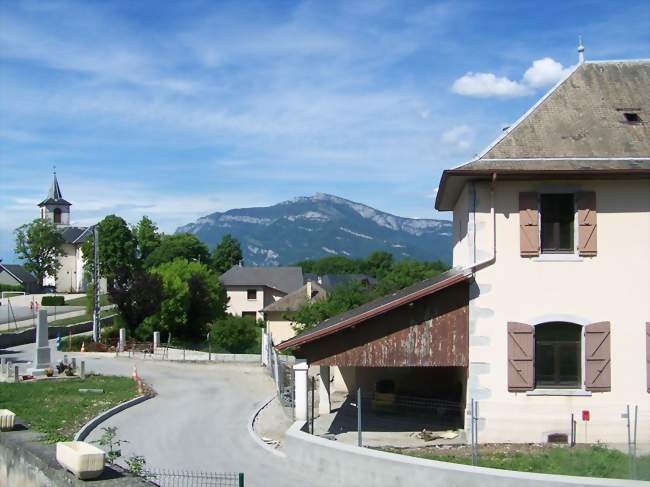 Église et mairie faisant face à la croix du Nivolet - Montagnole (73000) - Savoie