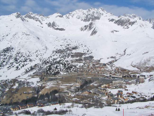 Vue du hameau de Longchamp (Montgellafrey) en arrière-plan de Saint-François-Longchamp - Montgellafrey (73130) - Savoie