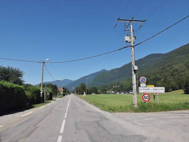 Arrivée à la Plaine de Monthion,en contrebas du chef-lieu - Monthion (73200) - Savoie