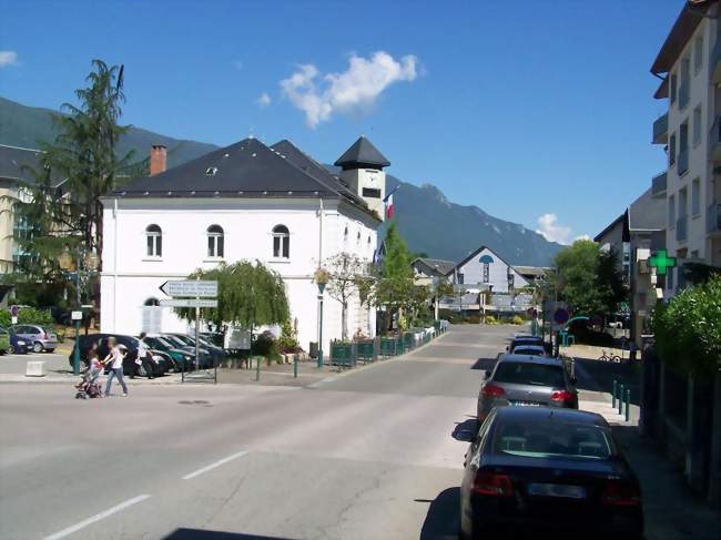 Centre de la commune avec le Mont du Chat en arrière-plan - La Motte-Servolex (73290) - Savoie