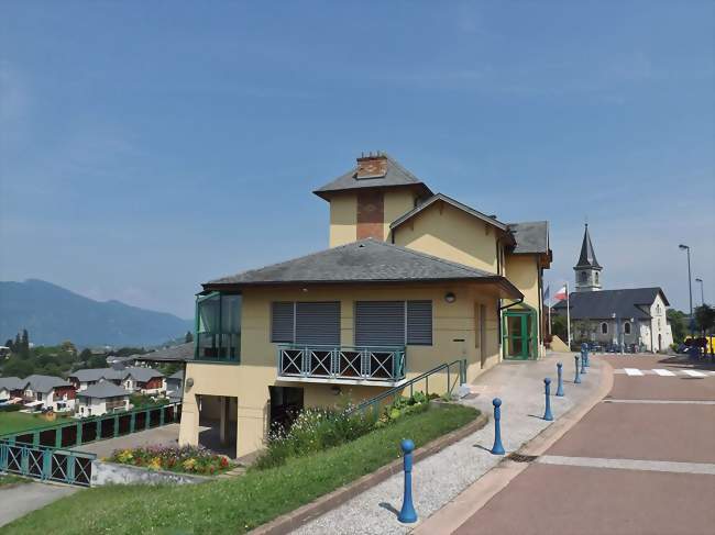 Mairie et église de Mouxy avec le lac du Bourget au loin - Mouxy (73100) - Savoie