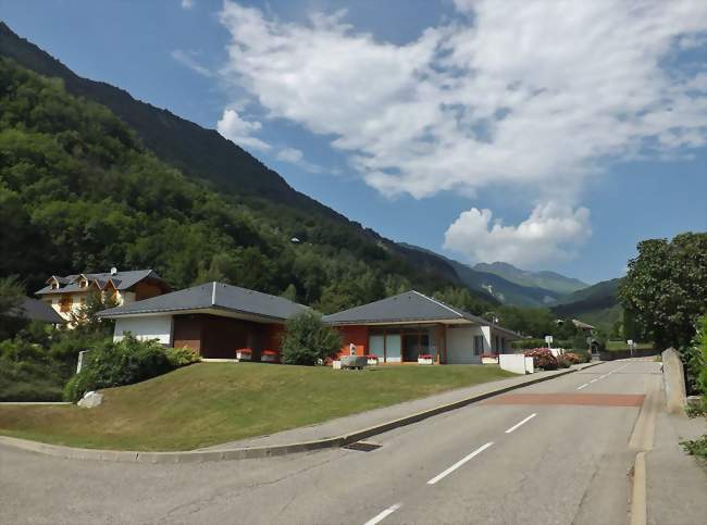 Mairie et principale artère de la commune - Notre-Dame-du-Cruet (73130) - Savoie