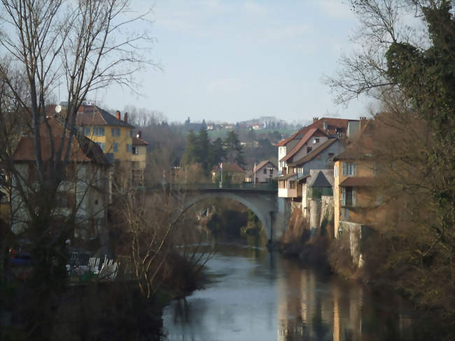 Vue du pont sur le Guiers entre l'Isère et la Savoie - Le Pont-de-Beauvoisin (73330) - Savoie
